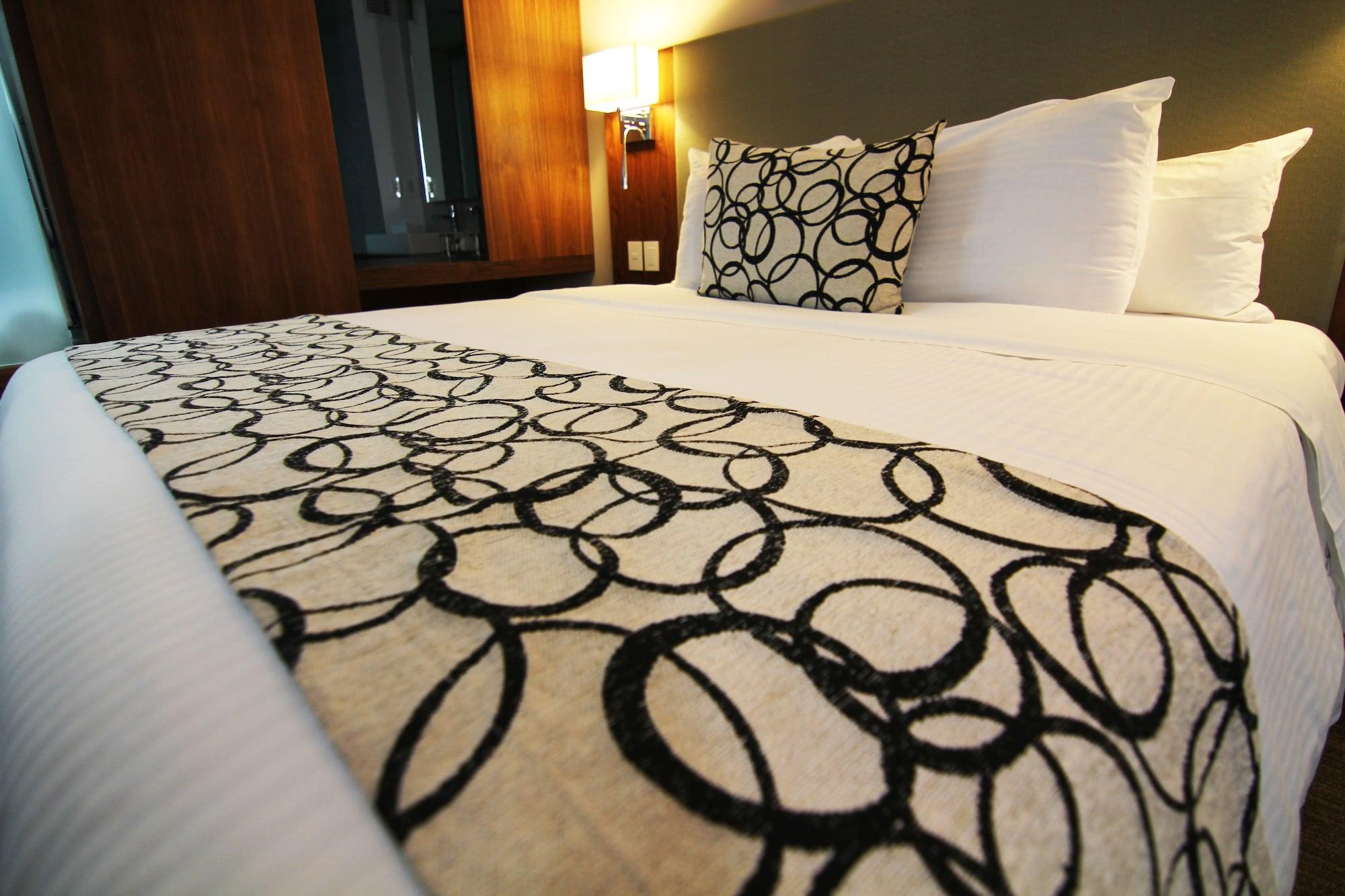 Casa Inn Premium Hotel Queretaro Miranda Extérieur photo A bed runner