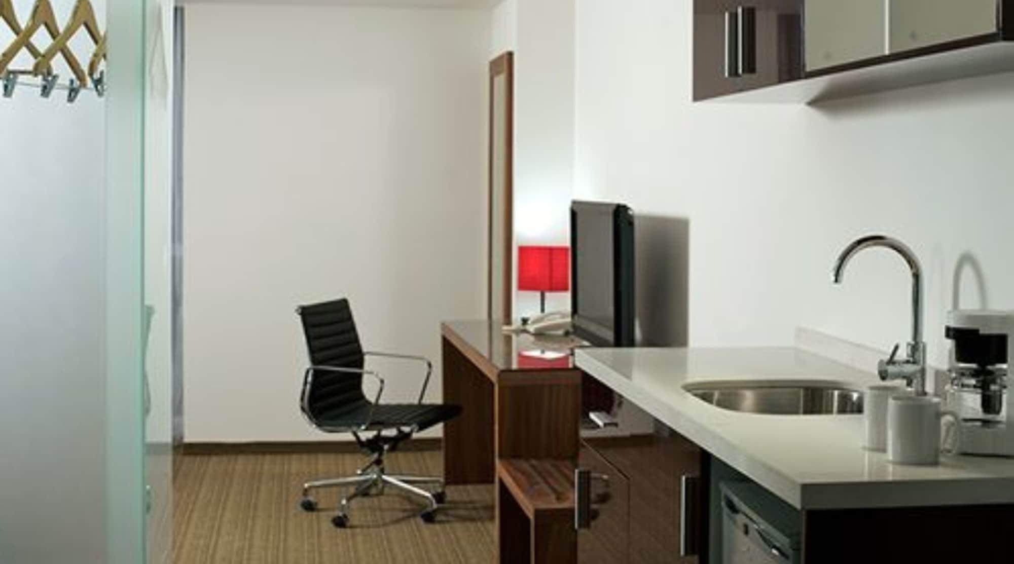 Casa Inn Premium Hotel Queretaro Miranda Extérieur photo A typical studio apartment
