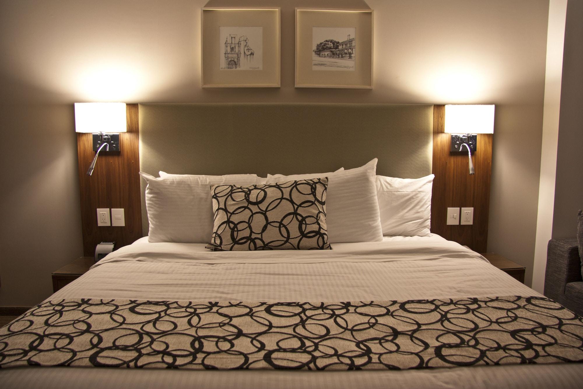 Casa Inn Premium Hotel Queretaro Miranda Extérieur photo A bed
