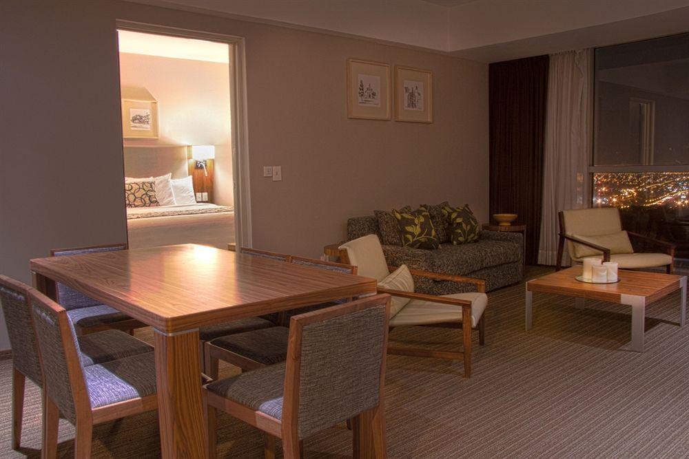 Casa Inn Premium Hotel Queretaro Miranda Extérieur photo A suite at the Hilton London Heathrow