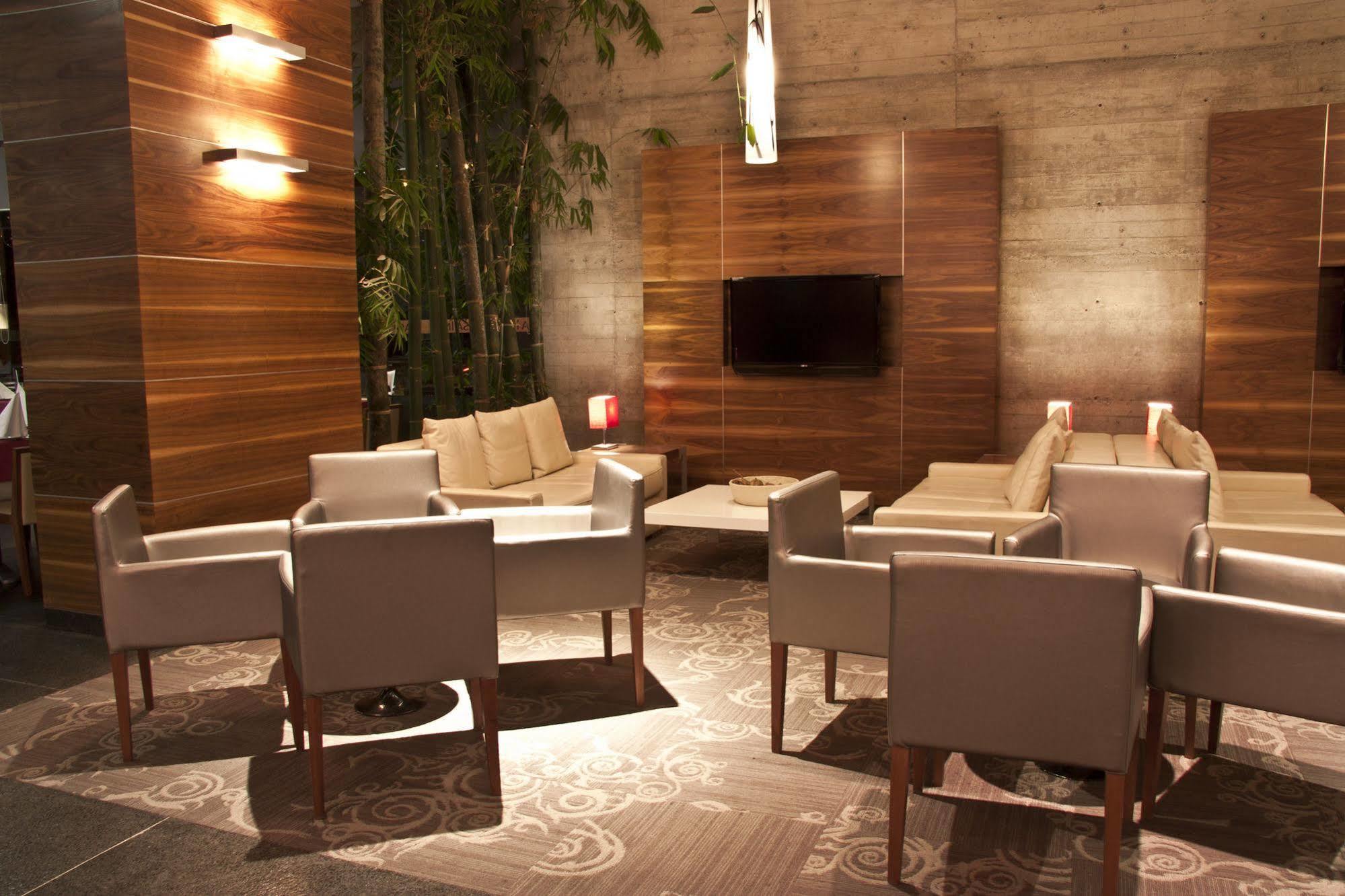 Casa Inn Premium Hotel Queretaro Miranda Extérieur photo The lounge at the airport